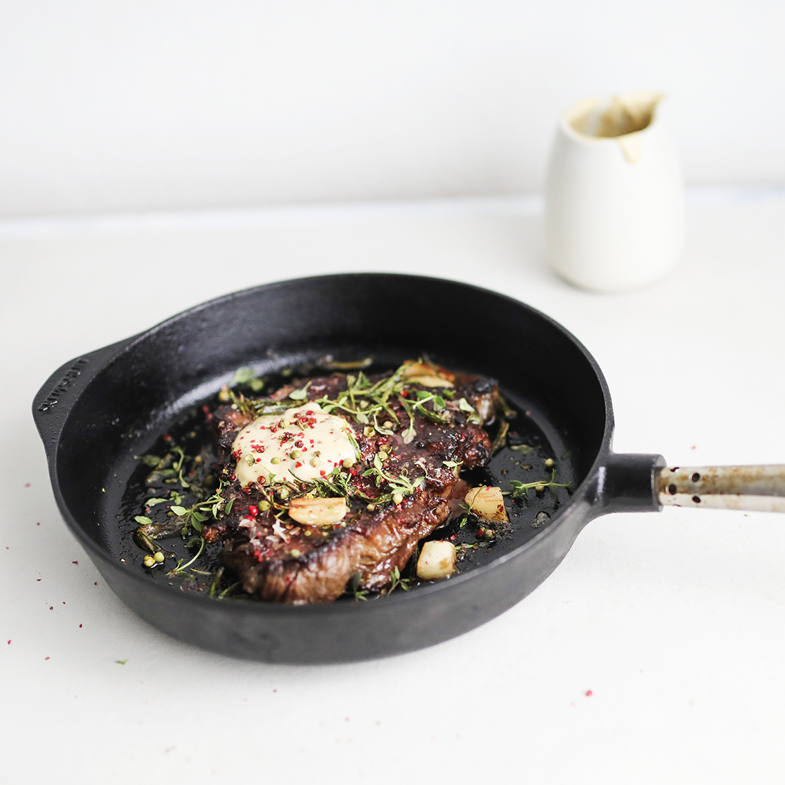 Entrecote kermakastikkeella ja salaatilla