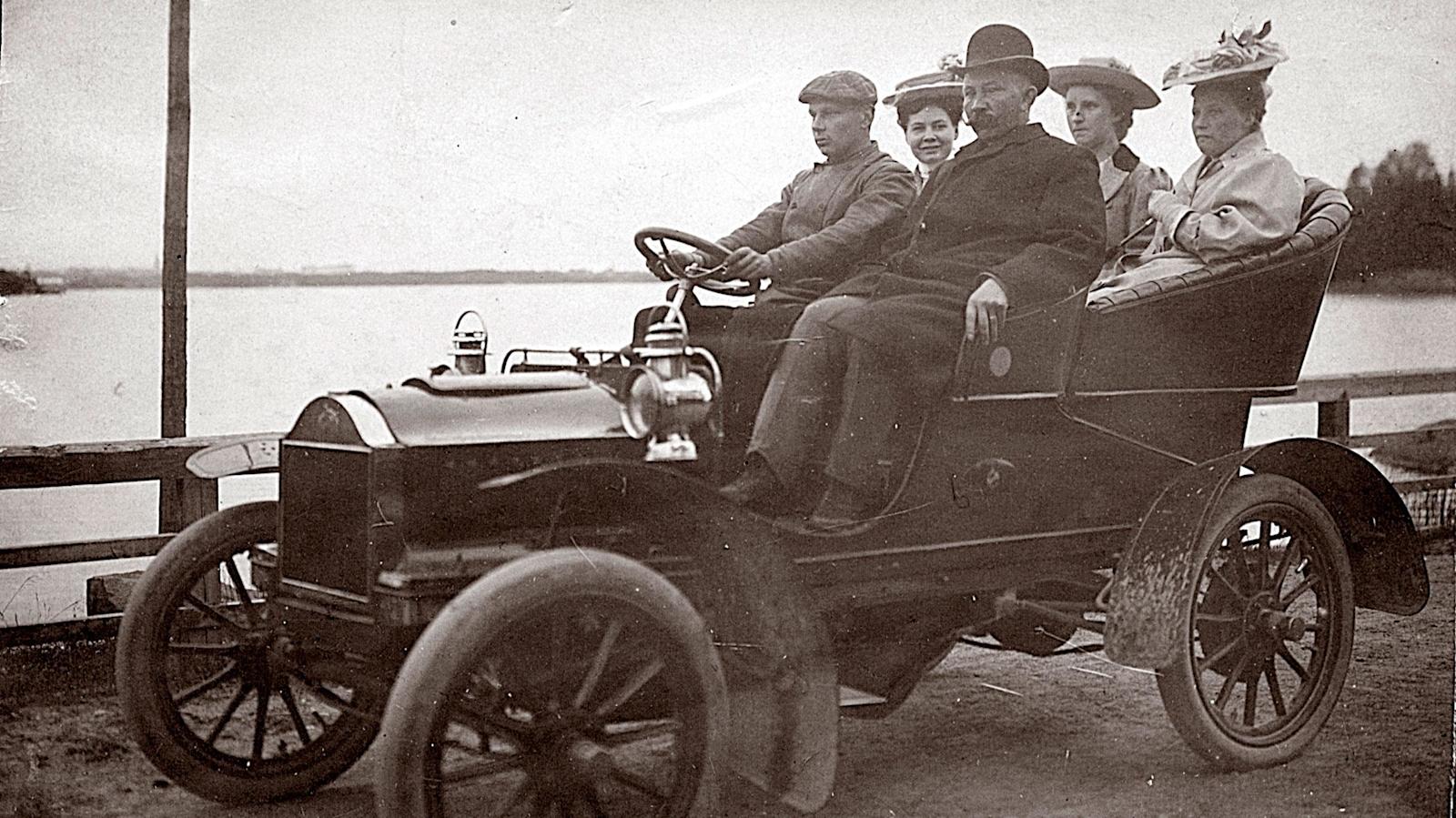 Lydia autoilee.