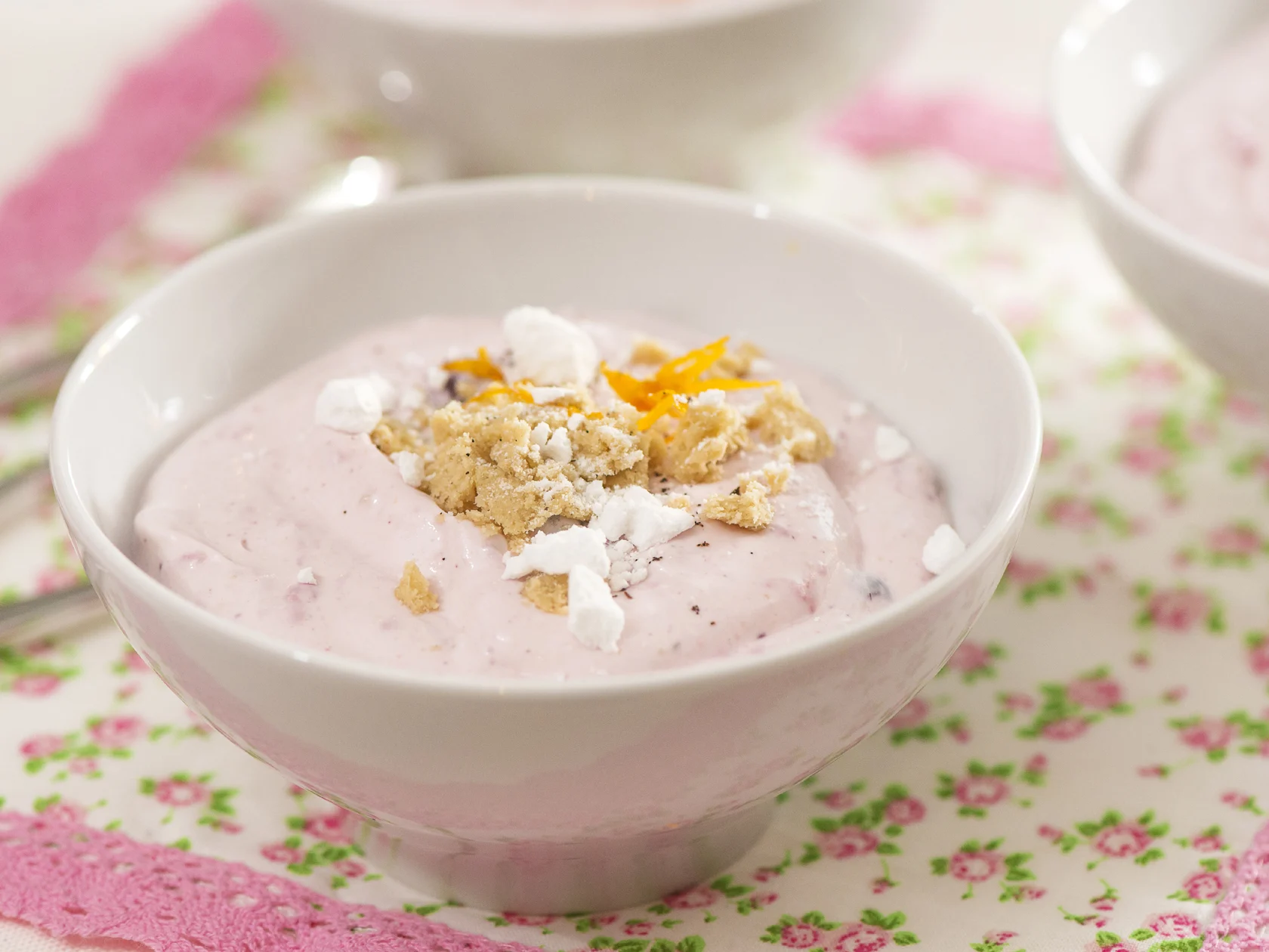 Halvalla ja marengilla höystetty marjarahka