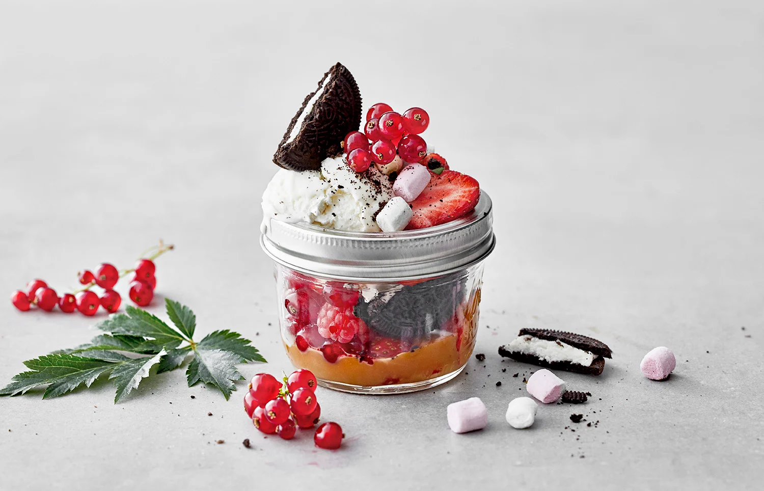 Jäätelötrifle purkissa