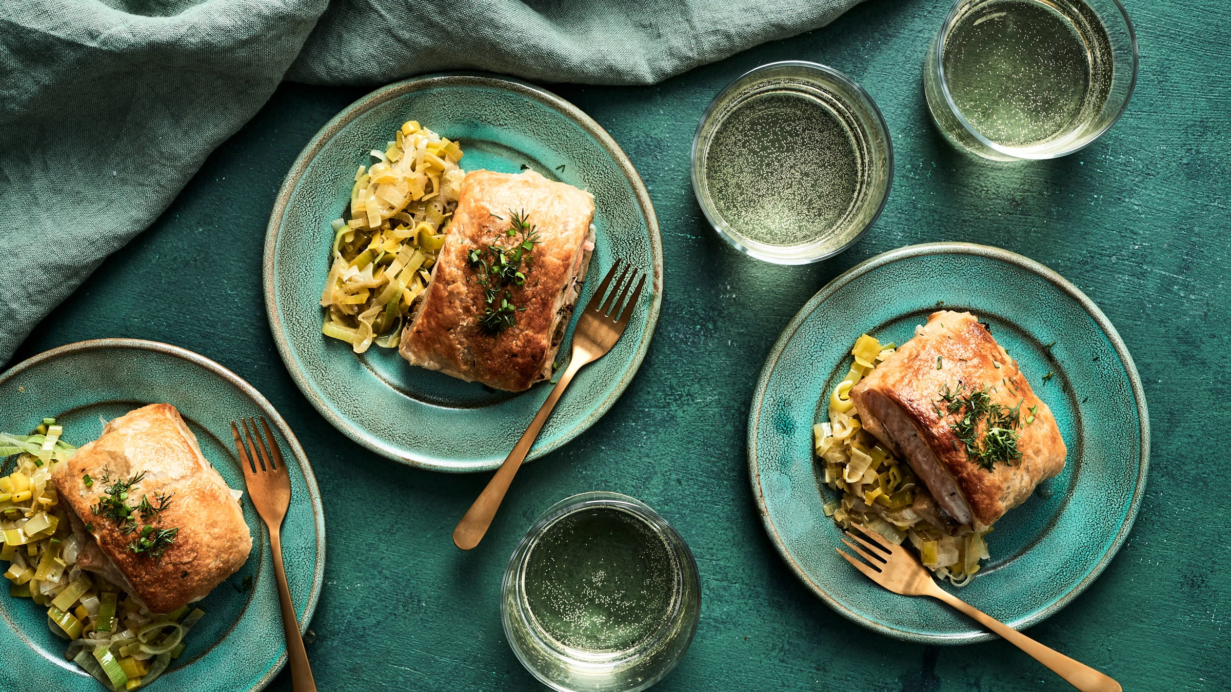 Taikinoitu uunilohi ja haudutettu purjo