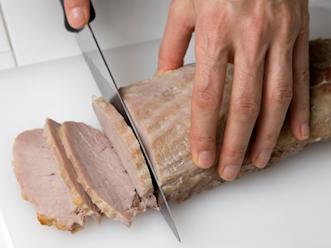 Leikkaa liha mahdollisimman ohuiksi viipaleiksi. Valuta päälle tonnikalakastiketta ja koristele kapriksilla ja sitruunaviipaleilla.