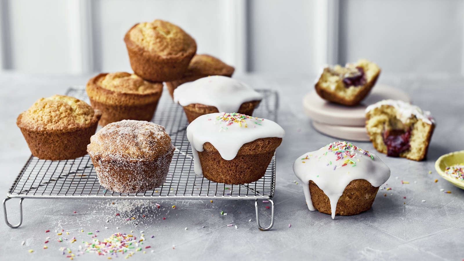 Donitsimuffinssit tomusokerikuorrutuksella ja kaneli-sokerihuurrettuina