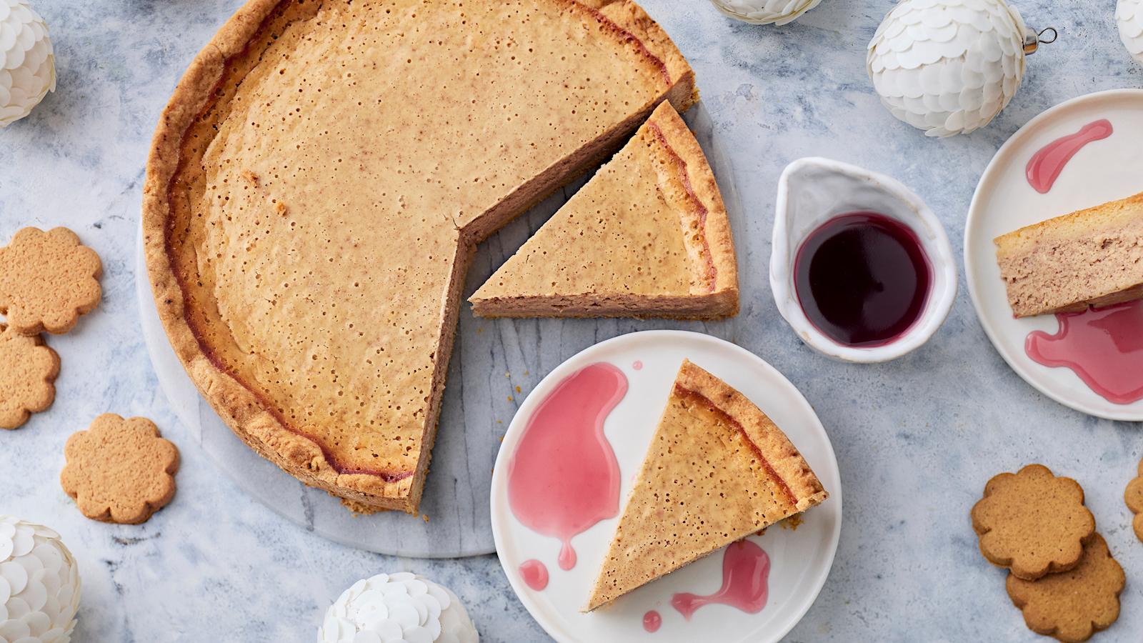 Piparijuustokakku ja glögikastike sekä pipareita ja joulukoristeita