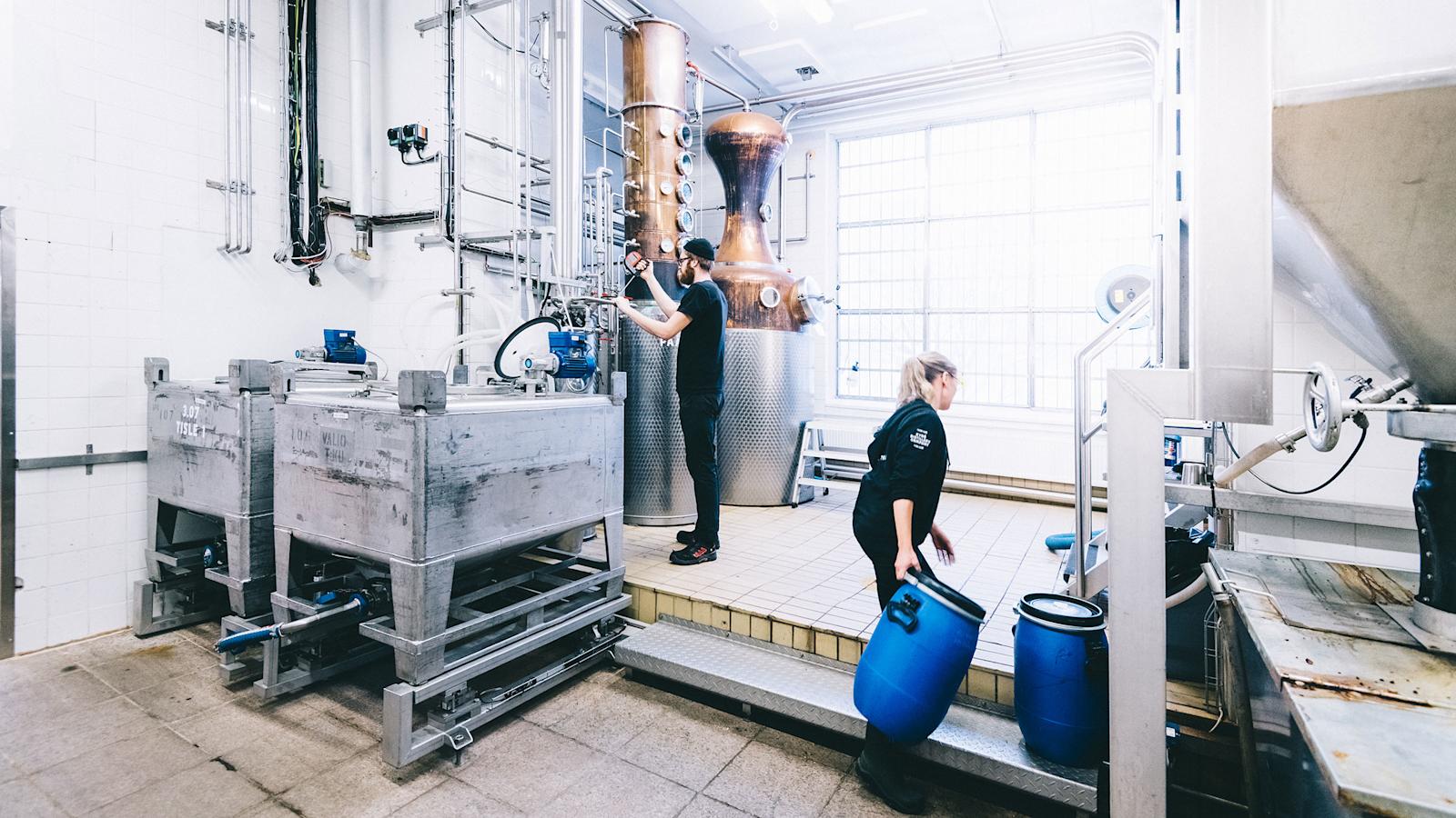 Kyrö Distilleryllä työn touhussa Jonas Backlund ja Marttaleena Ruohomaa.