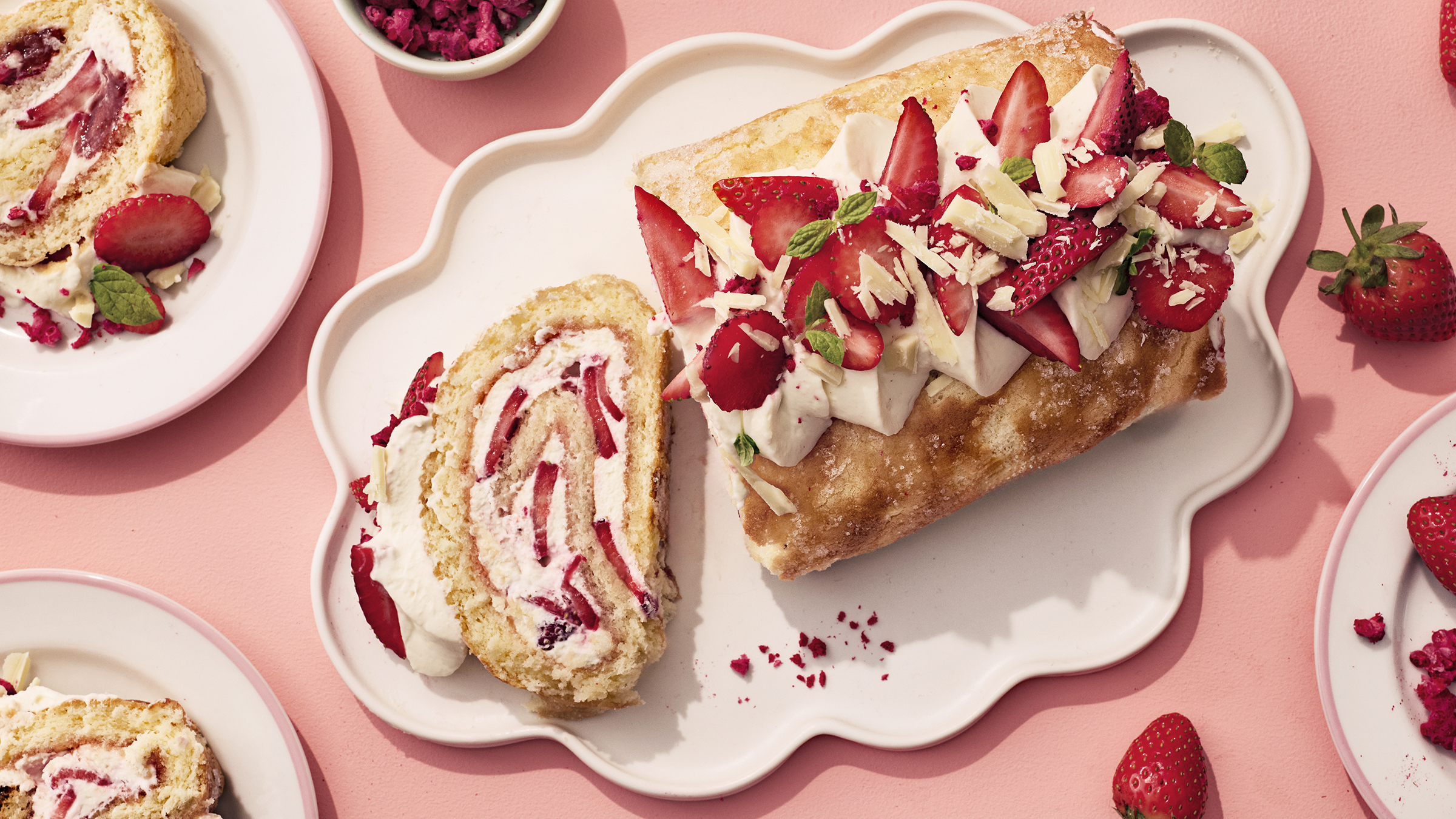 Mansikka-valkosuklaakääretorttu