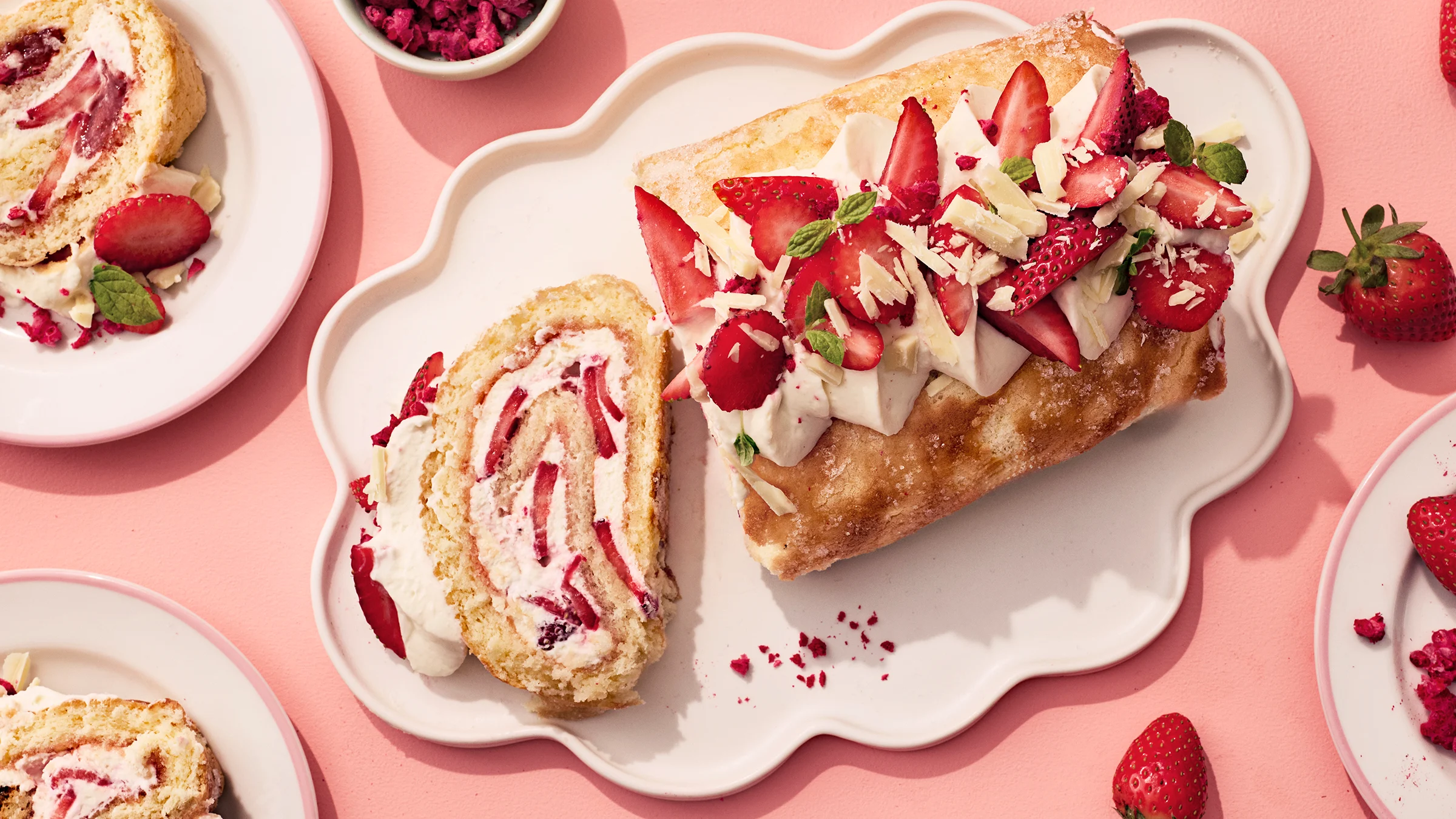 Mansikka-valkosuklaakääretorttu