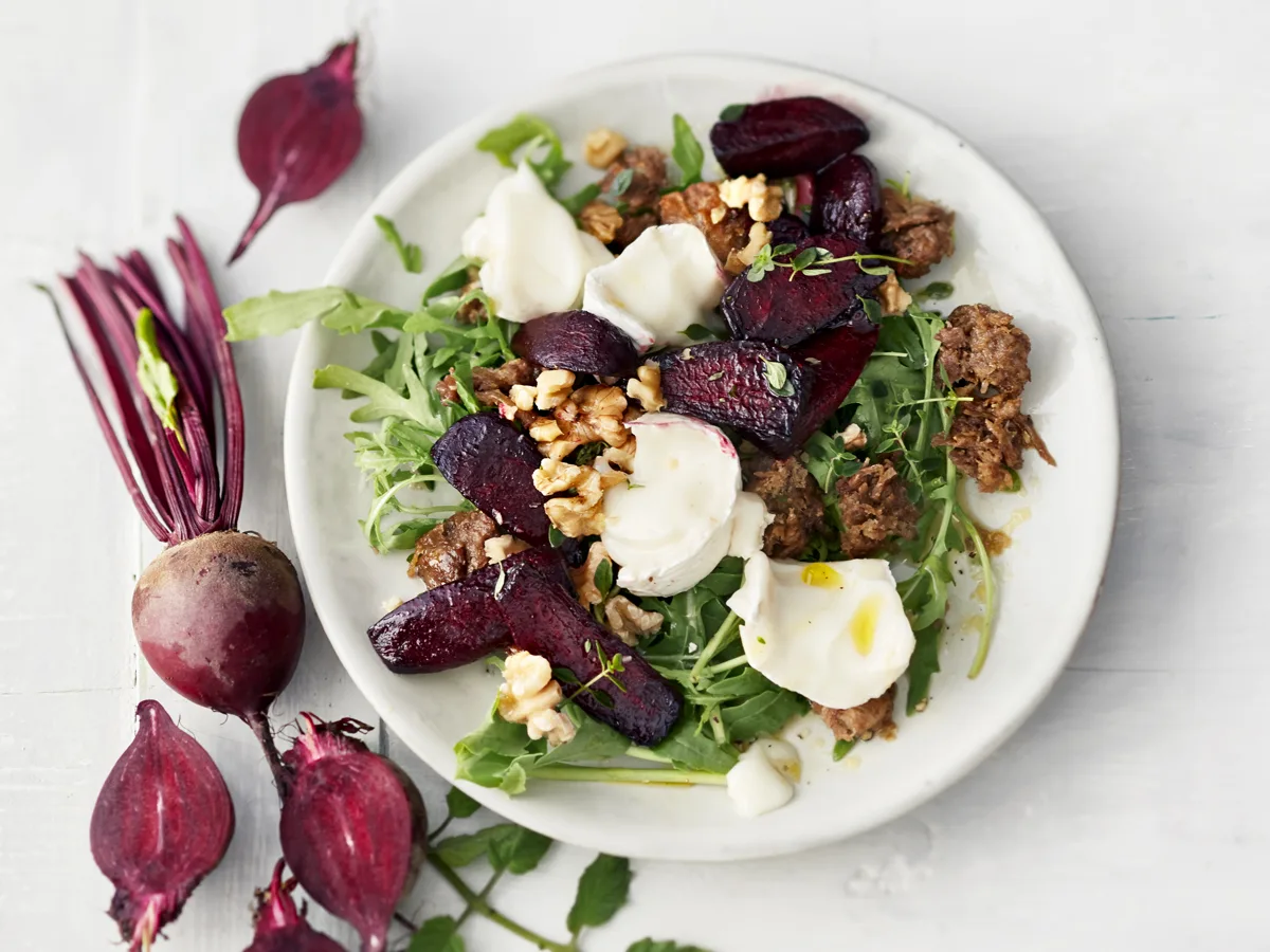 Punajuuri-Nyhtökaurasalaatti