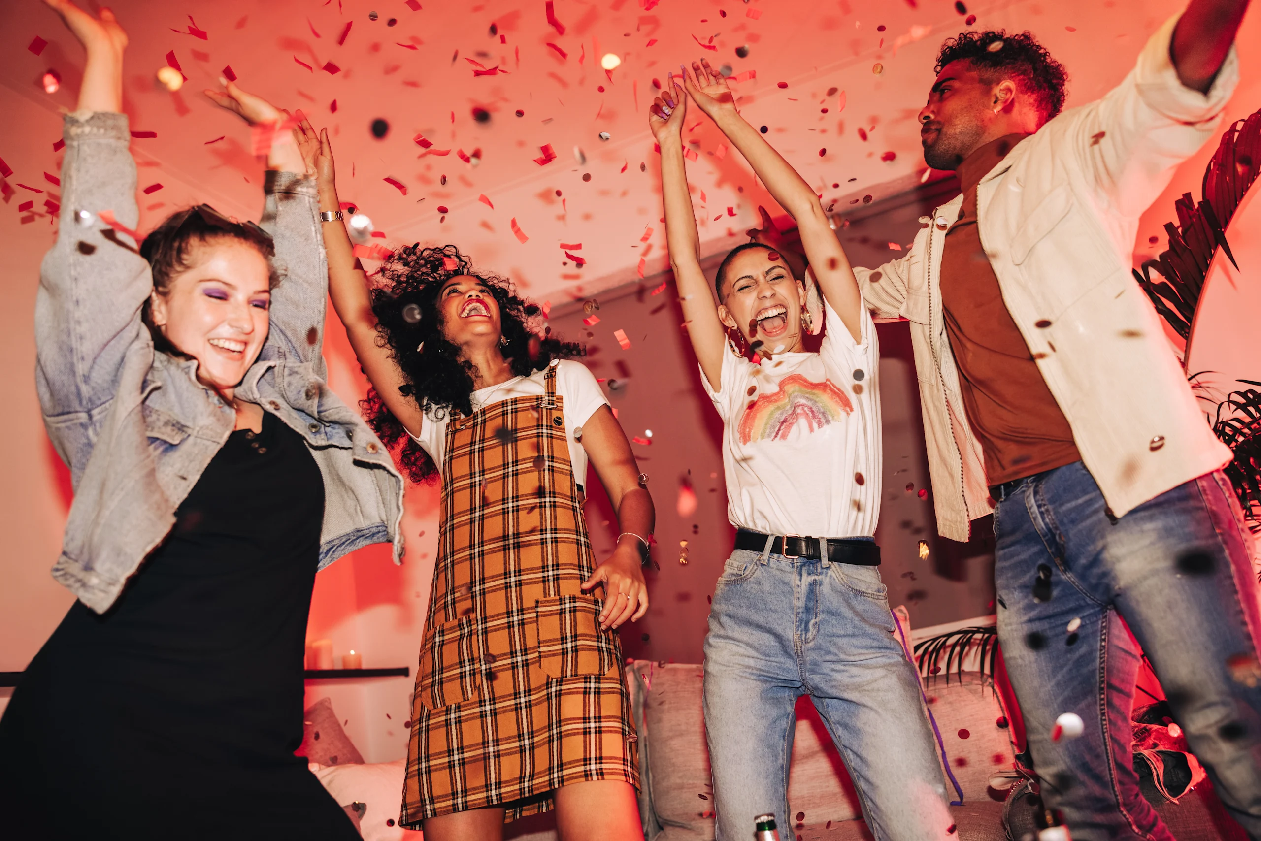 Ystävät juhlivat kotibileissä