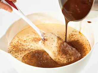 Sekoita kuivat aineet keskenään. Lisää munavaahtoon ensin jauhoseos ja sitten jäähtynyt suklaa-rasvaseos.