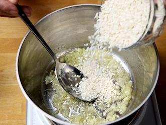 Kuori ja hienonna sipuli ja murskaa valkosipuli. Kuumenna öljy ja voi kattilassa ja kuullota sipulit.