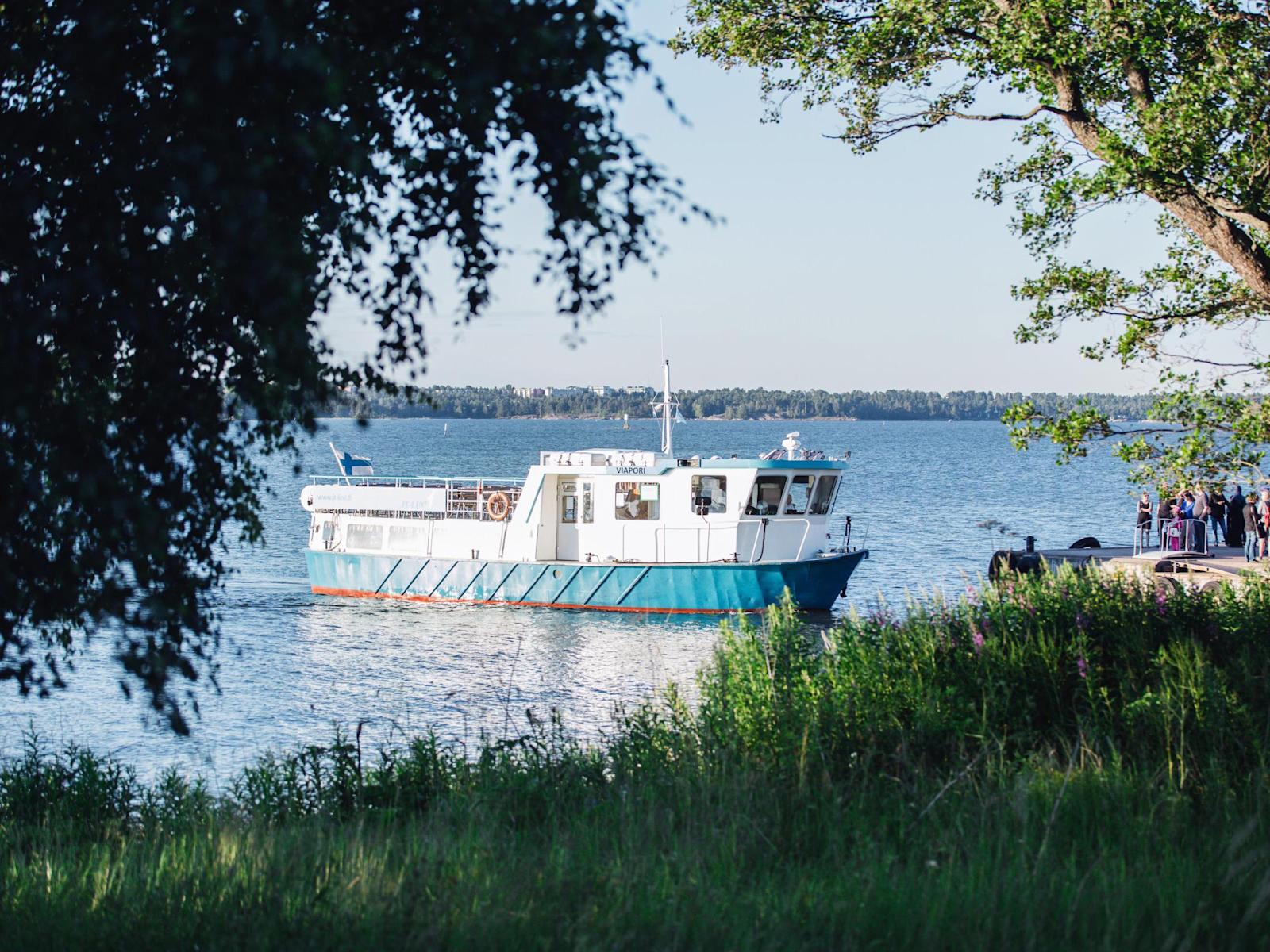Vallisaareen matkataan lautalla. Matkaan pääsee Kauppatorilta.