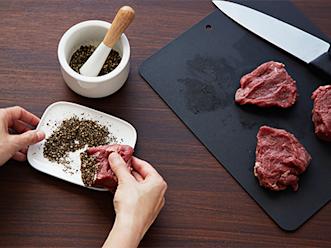 Rouhi pippurit esim. morttelissa. Painele pihvien reunat pippurirouheeseen.