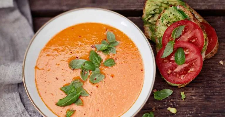 Tomaatti-vuohenjuustokeitto ja avokadoleipä