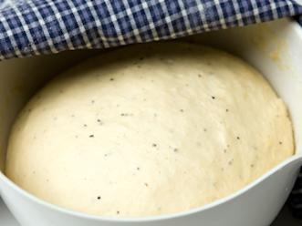 Taikina on valmista, kun se on kimmoisaa ja irtoaa kulhon reunoilta. Kohota taikina kaksinkertaiseksi liinan alla vedottomassa ja lämpimässä paikassa noin tunnin ajan.