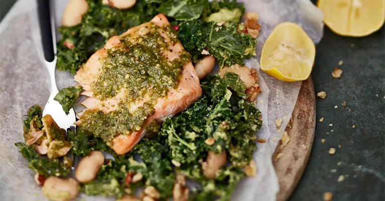 Uunikirjolohi ja avokado-lehtikaalisalaatti