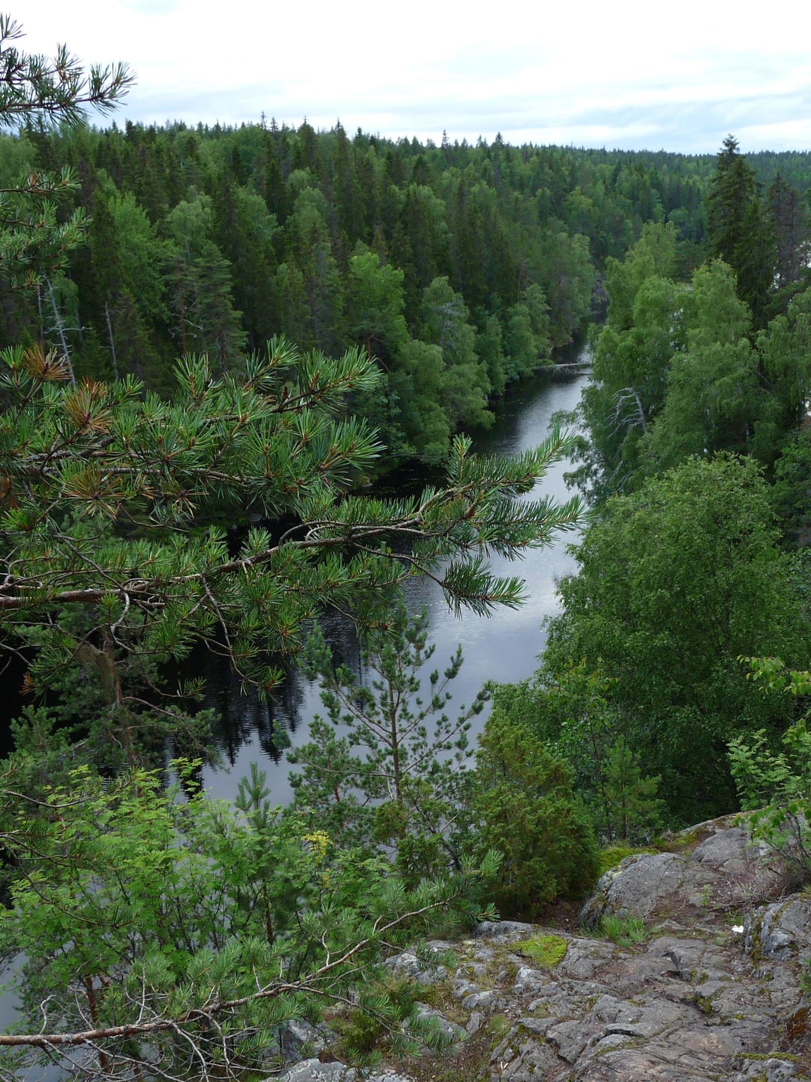 Helvetinkolulla ihaillaan upeita maisemia.