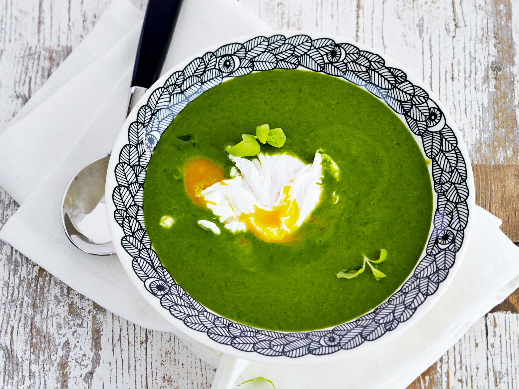 Tuorepinaattikeitto ja uppomunat