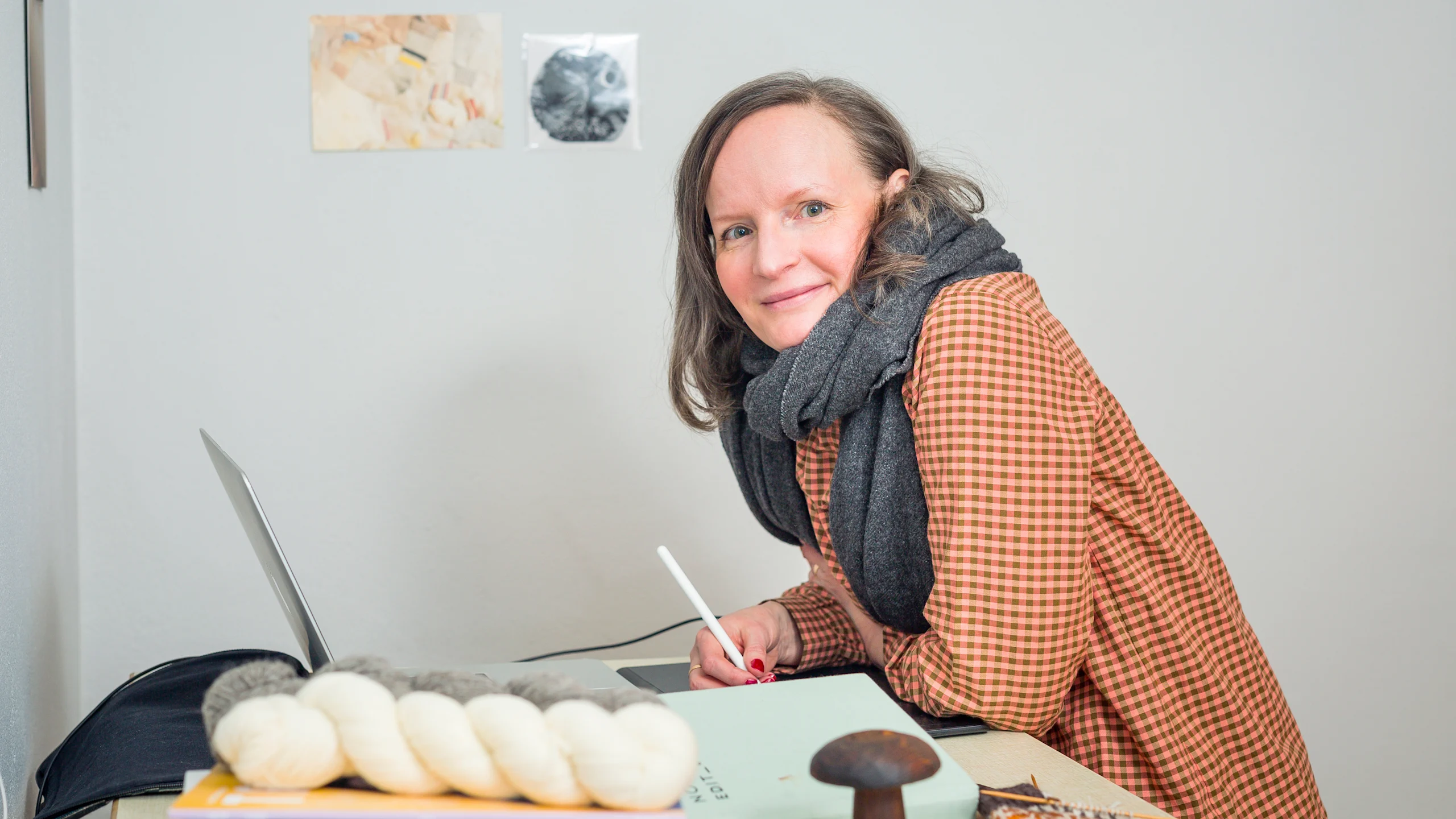 Yhden maakuntasukan suunnittelu vie Minttu Wikbergiltä useita päiviä. Hän ei kuitenkaan tee sukkamalleja valmiiksi yhdeltä istumalta, vaan hauduttelee ideoita usein pidempään.