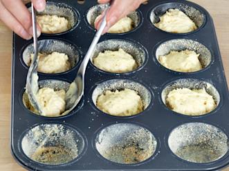 Voitele ja korppujauhota muffinipelti ja lusikoi taikinaa koloihin. Paista 200-asteisessa uunissa noin 25 minuuttia. Anna jäähtyä.