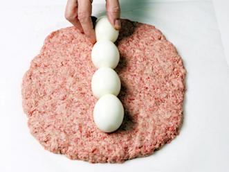 Kuori munat. Aseta munat pitkittäin murekelevyn keskelle.