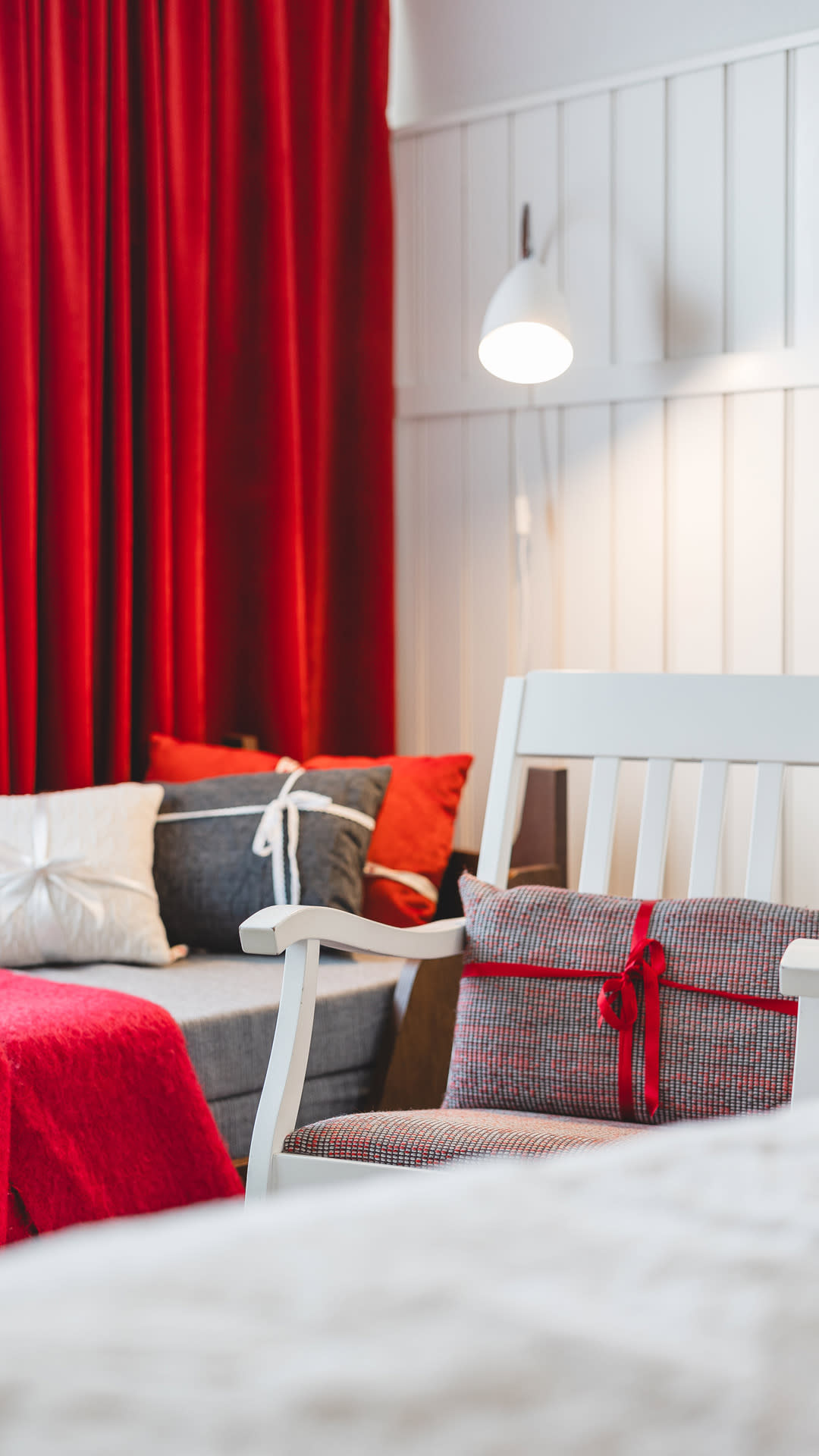 Rovaniemen Original Sokos Hotel Vaakunan jouluhuoneen keinutuolinurkkaus.