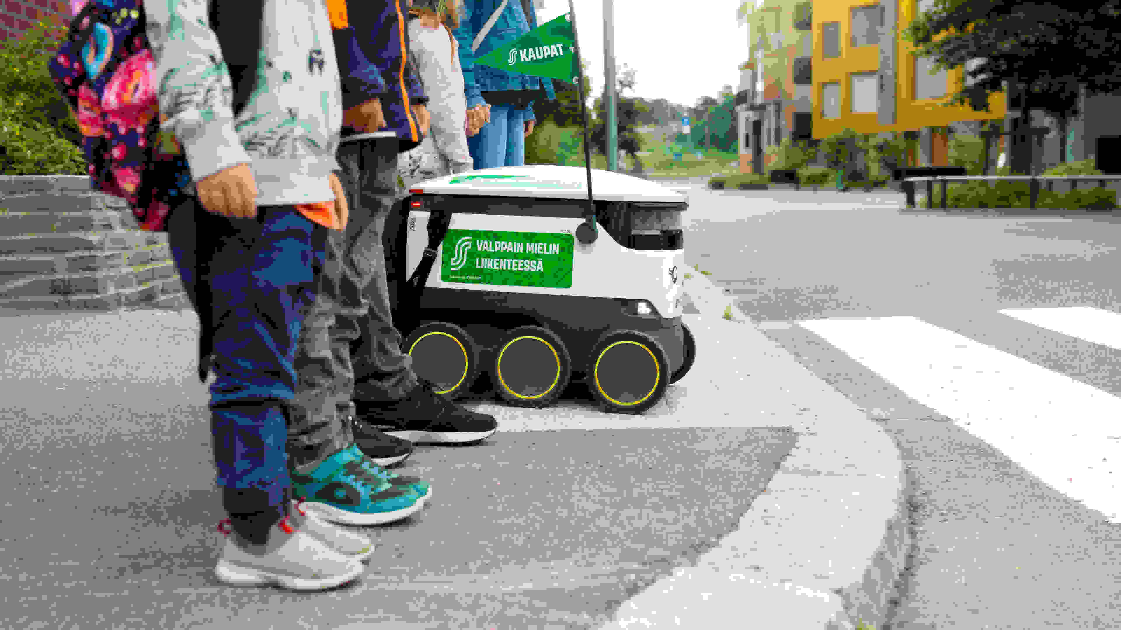 Valppain mielin liikenteessä -tempauksessa S-kauppojen robot muistuttavat liikenneturvallisuudesta.