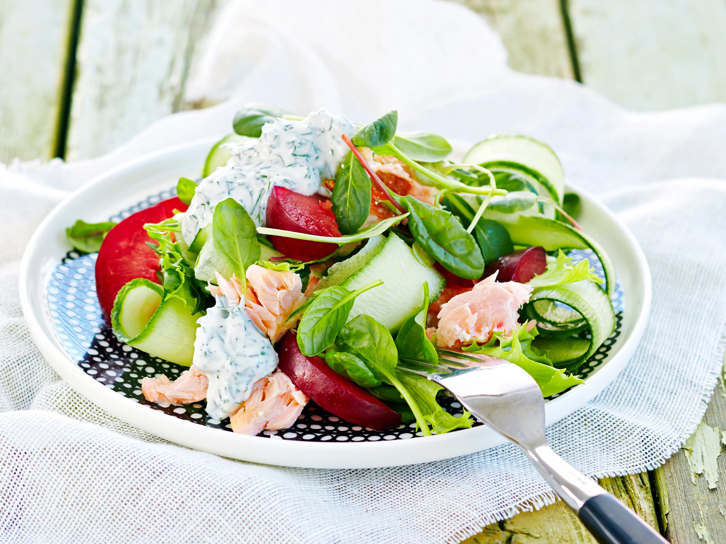 Lohi-tsatsikisalaatti