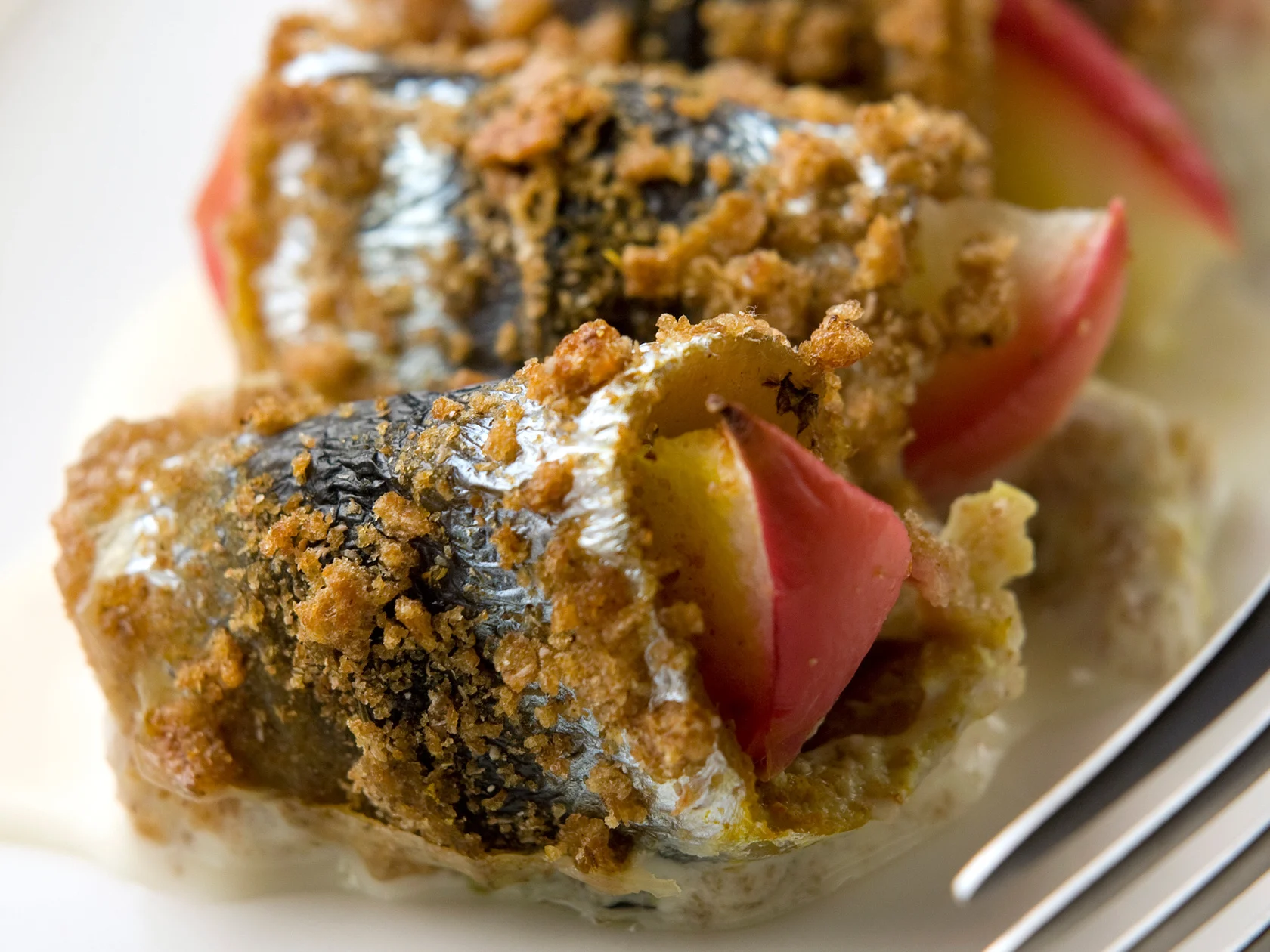 Omenaiset silakkarullat