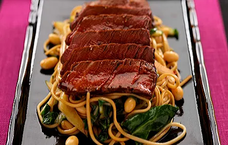 Grillattua teriyakihärkää, soijapapuja ja sobanuudeleita