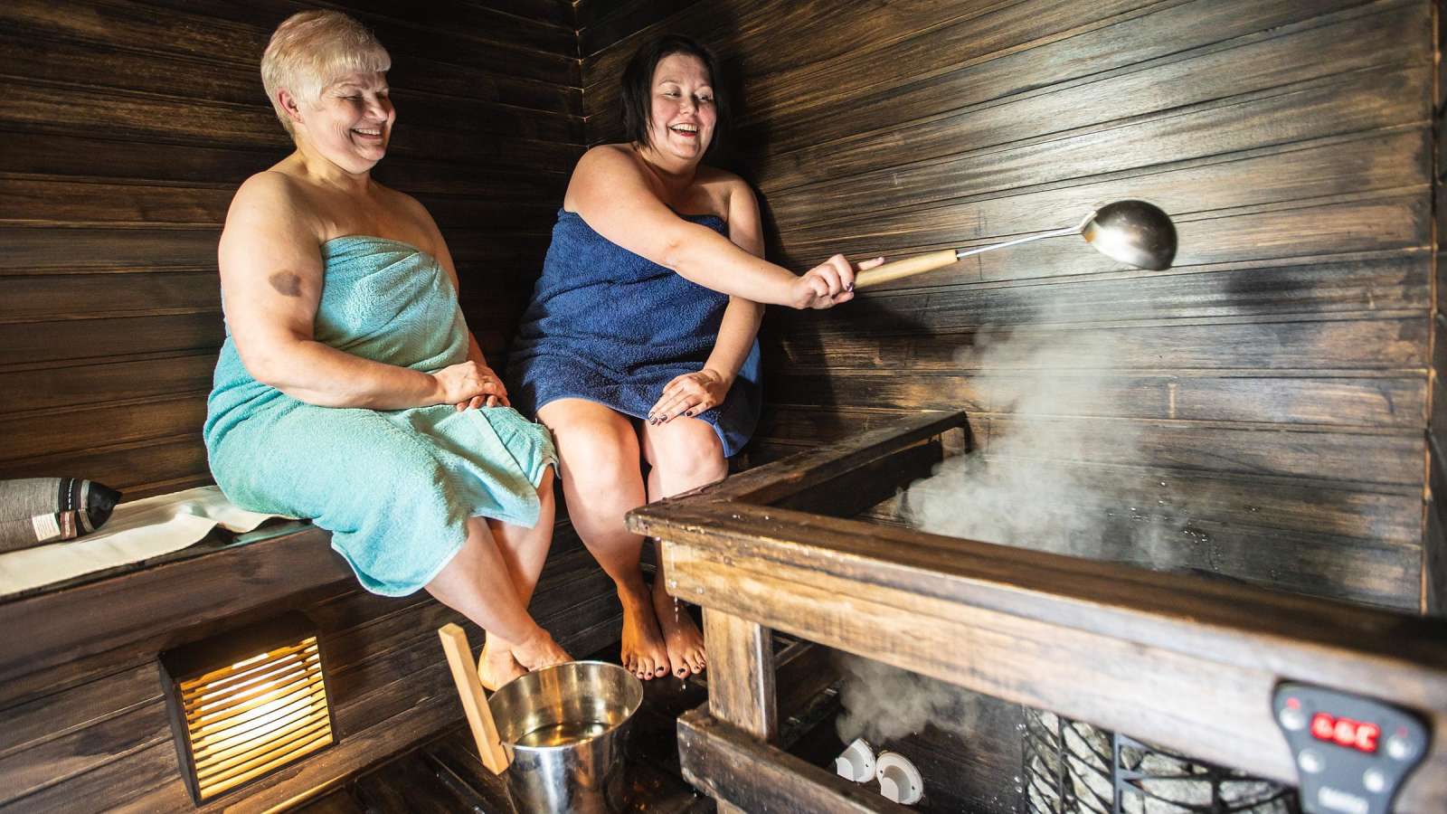 Uudesta kiukaasta ovat päässeet nauttimaan myös Heidi Saukkosen (oikealla) ystävät. Tällä kertaa saunaseurana on Maria Lyytinen. 