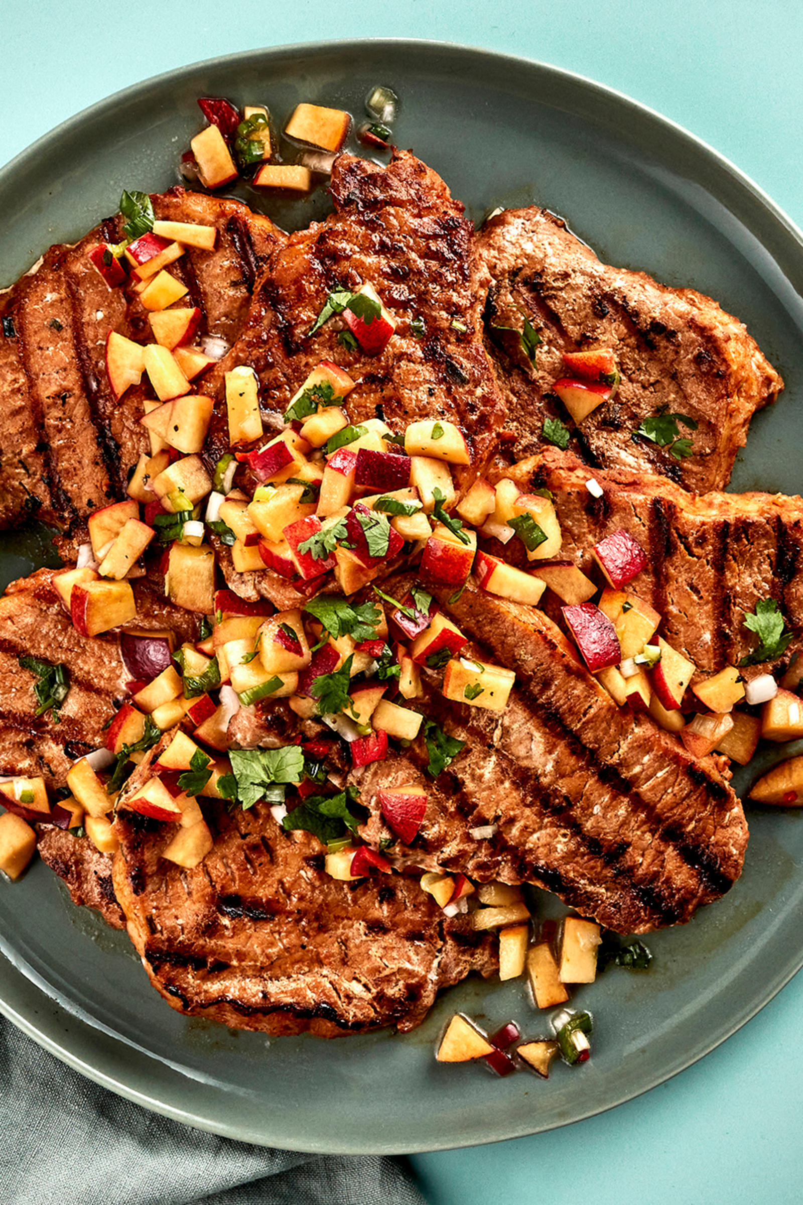 Grillatut possupihvit ja persikkasalsa