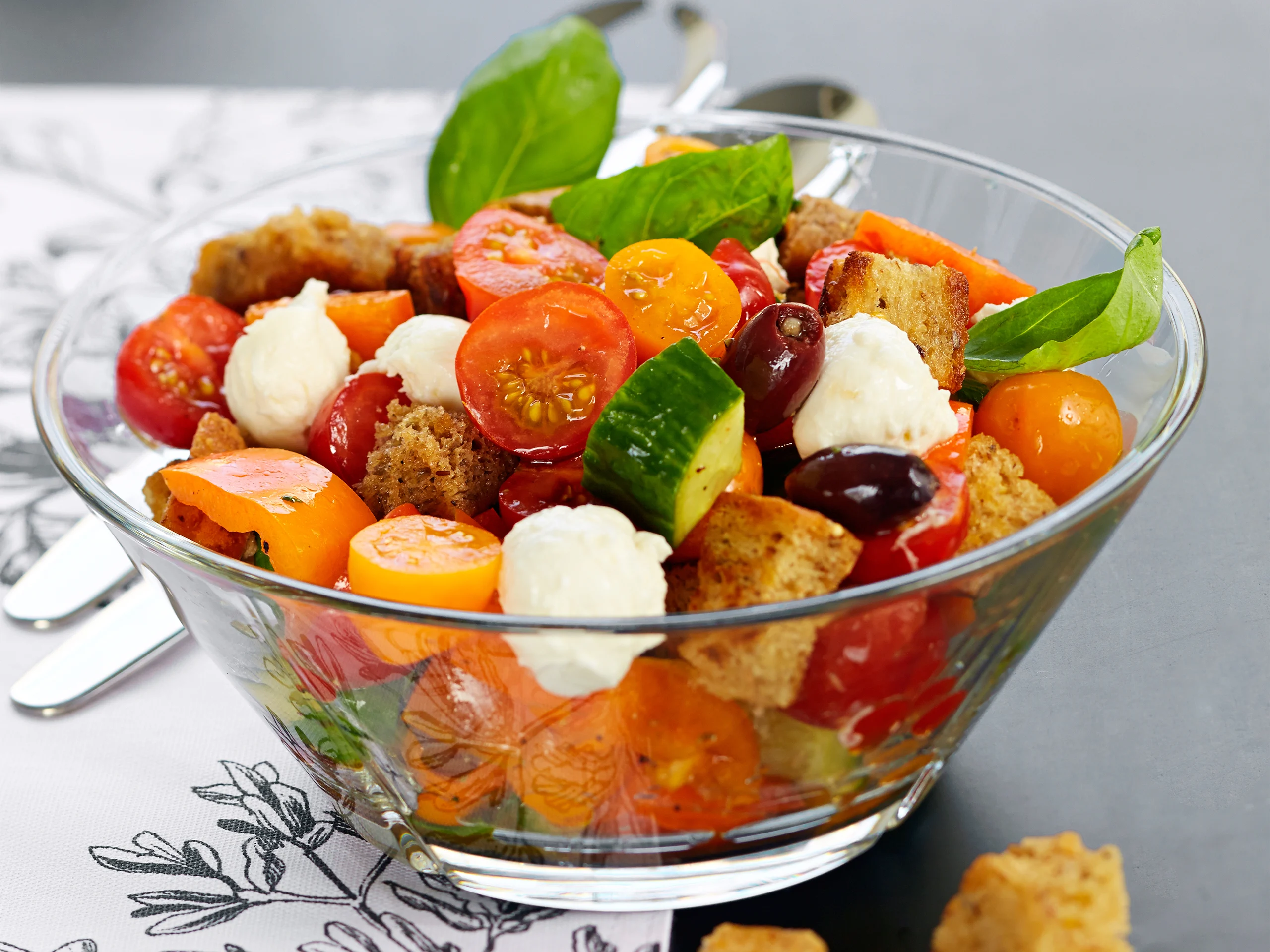 Värikäs panzanella-salaatti