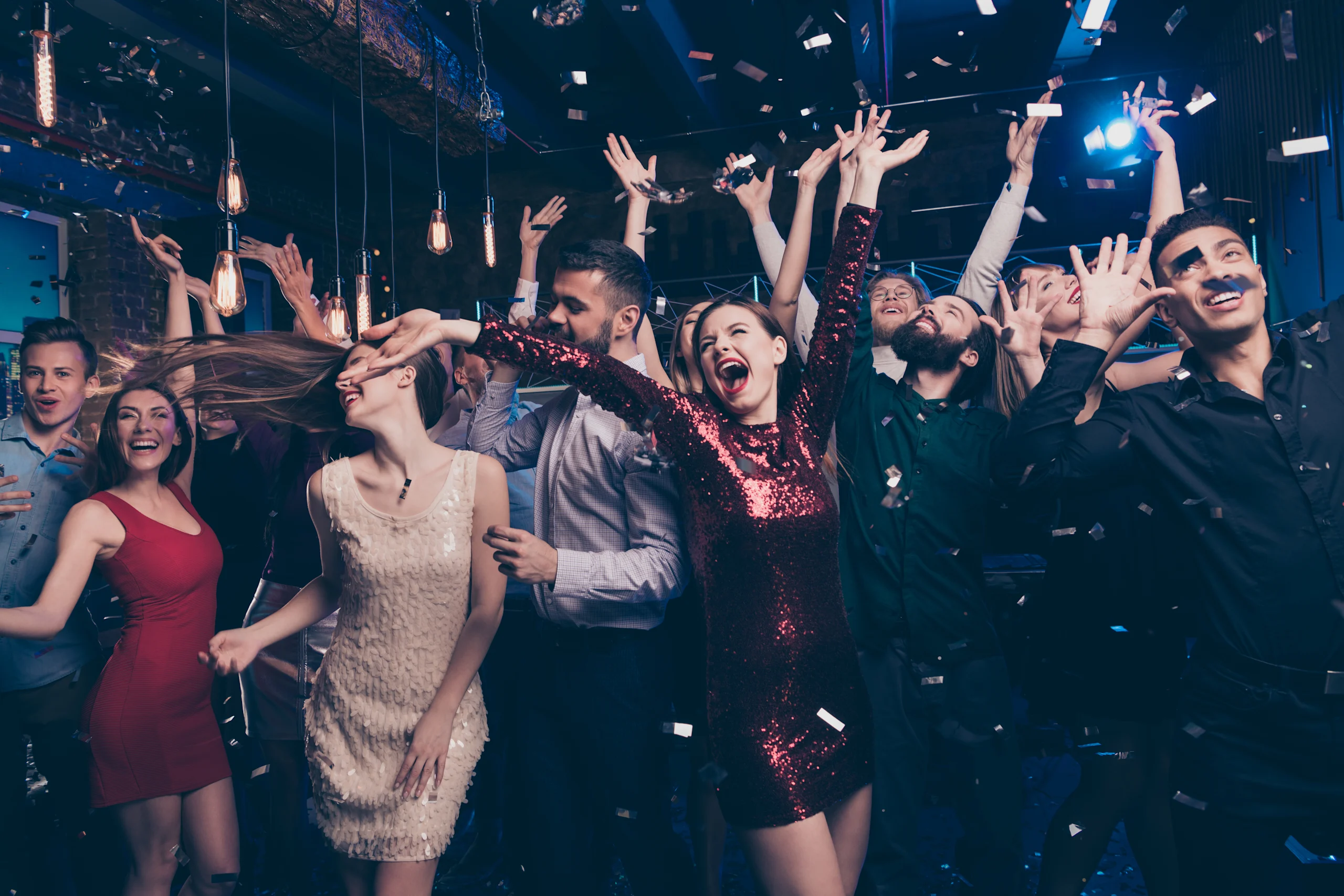 Pikkujoulut, jossa ihmiset juhlivat iloisena