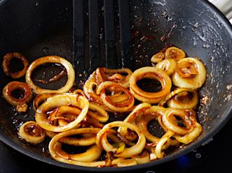 Kuori ja viipaloi sipuli renkaiksi. Paista sipulirenkaat voissa ja sokerissa pannulla kauniin ruskeiksi. Tarjoile maksakastike perunamuusin, puolukkasurvoksen ja paistettujen sipulirenkaiden kanssa.