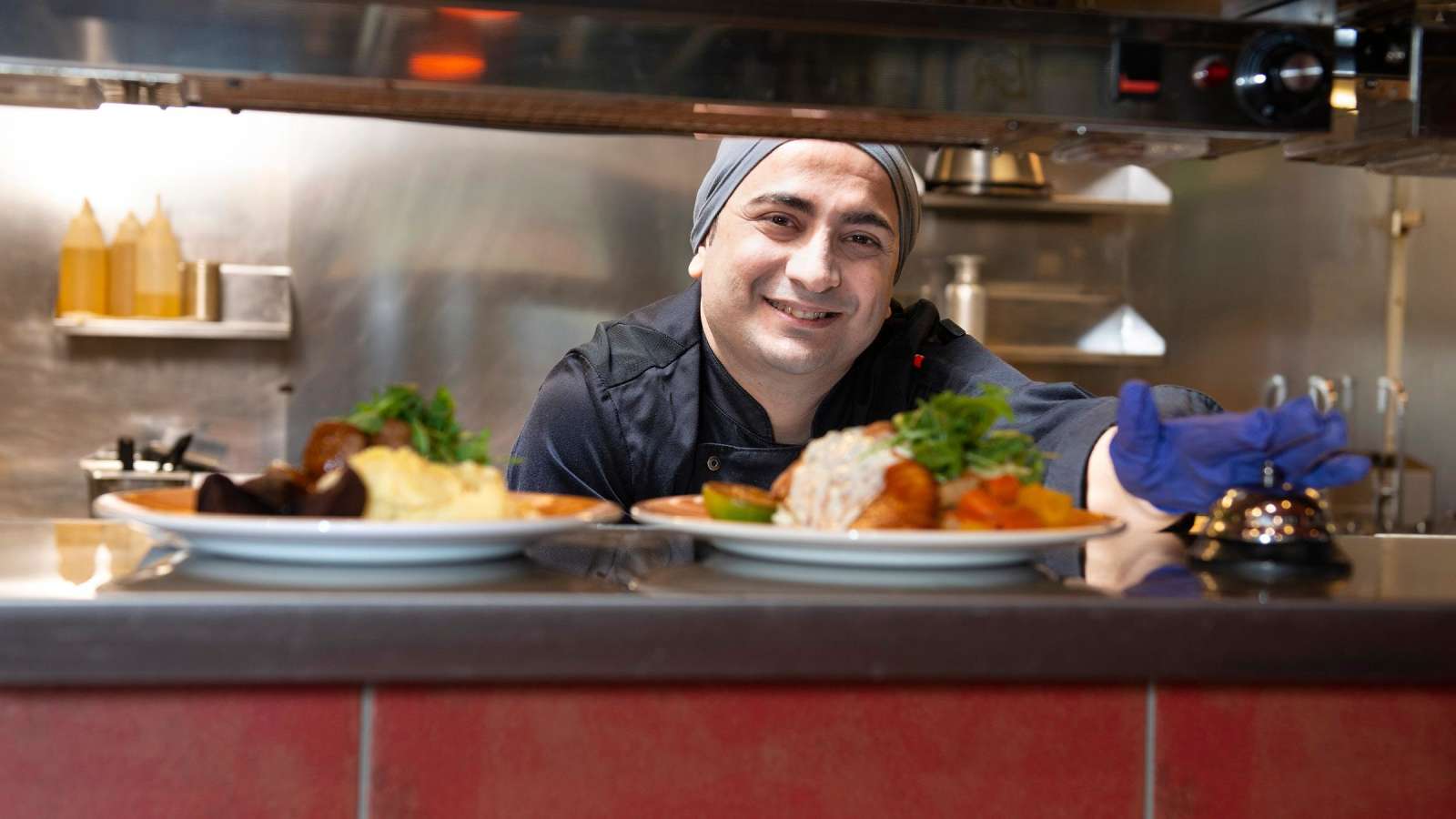 Ashraf Halabi työskentelee ABC-ravintolan keittiössä.