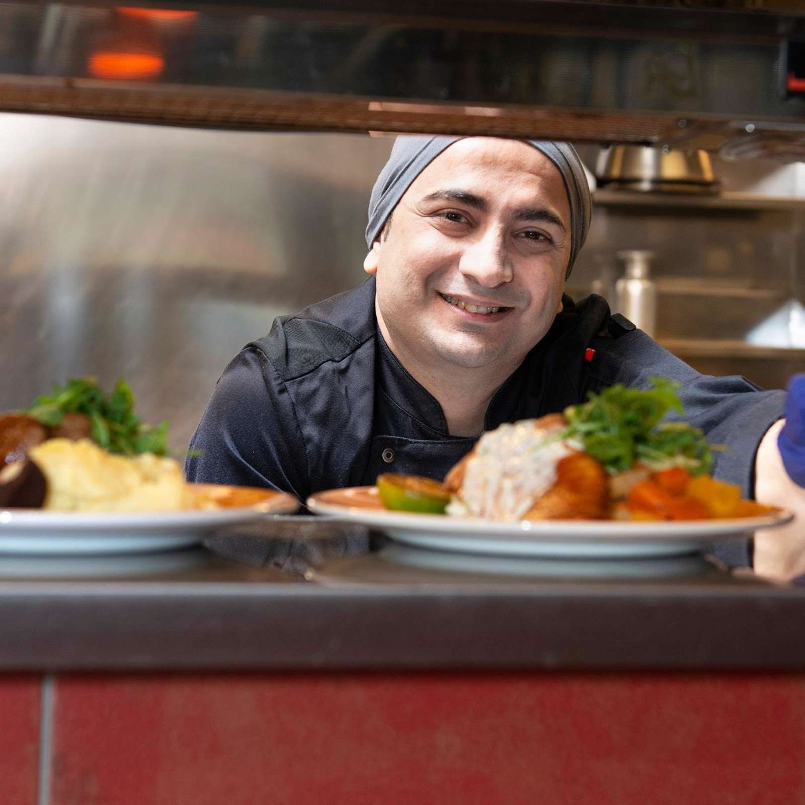 Ashraf Halabi työskentelee ABC-ravintolan keittiössä.