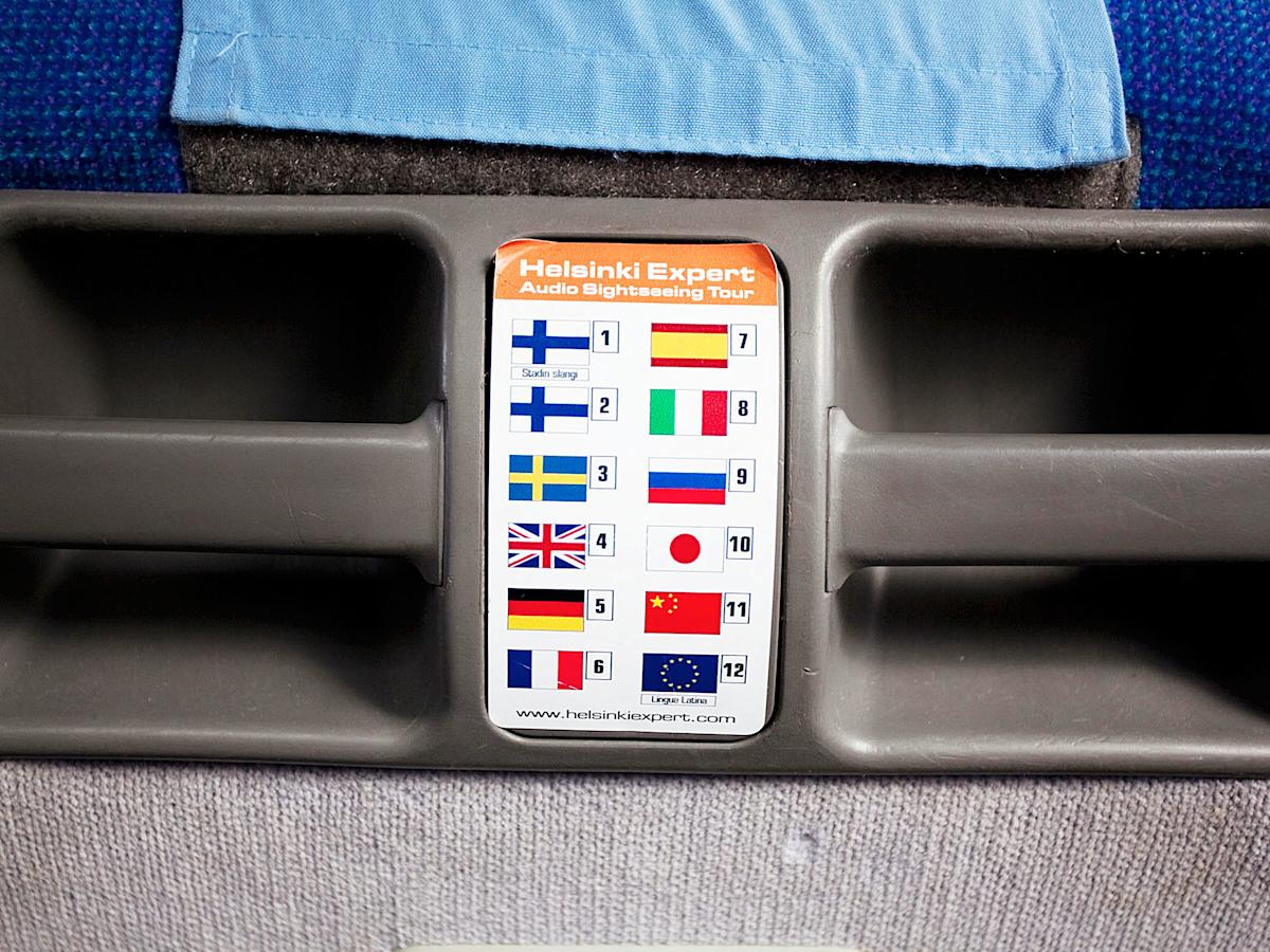 Bussissa opastuksen voi kuunnella useilla eri kielillä.