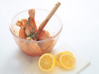 Voitele broilerinpalat hyvin seoksella joka puolelta ja laita isoon kulhoon tai pakastepussiin.