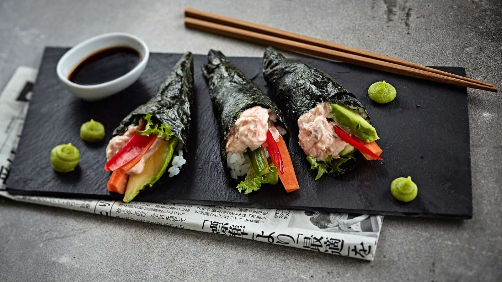 Temaki sushit lämminsavulohitäytteellä