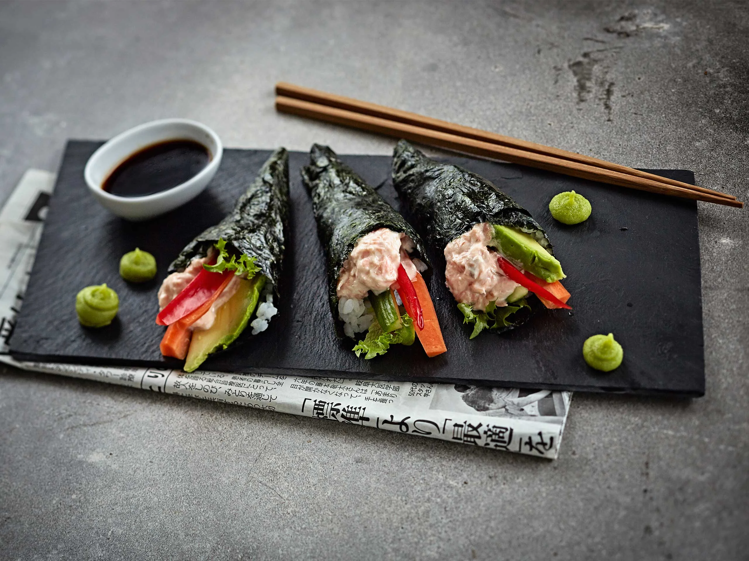 Temaki sushit lämminsavulohitäytteellä