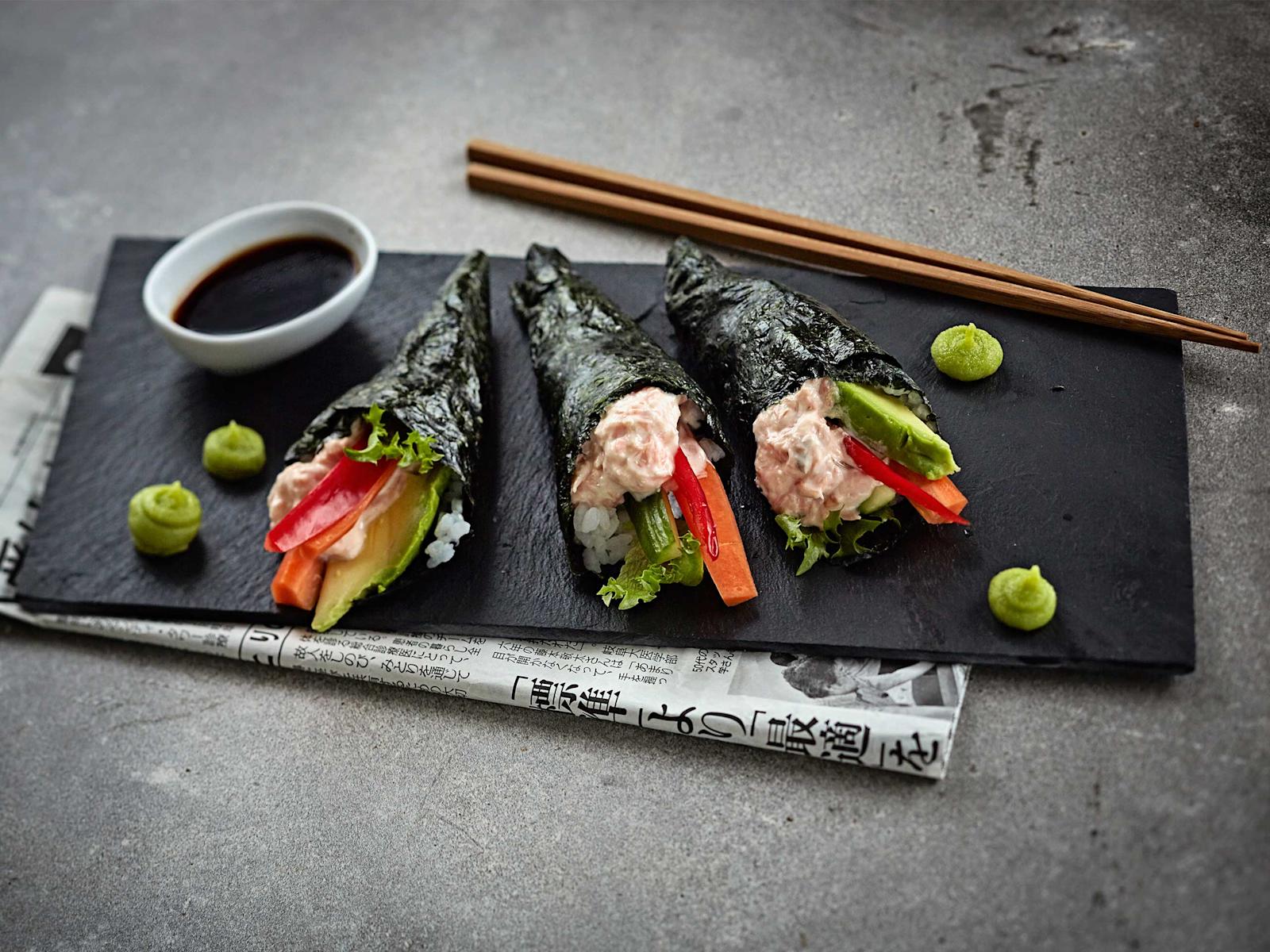 Temaki sushit lämminsavulohitäytteellä