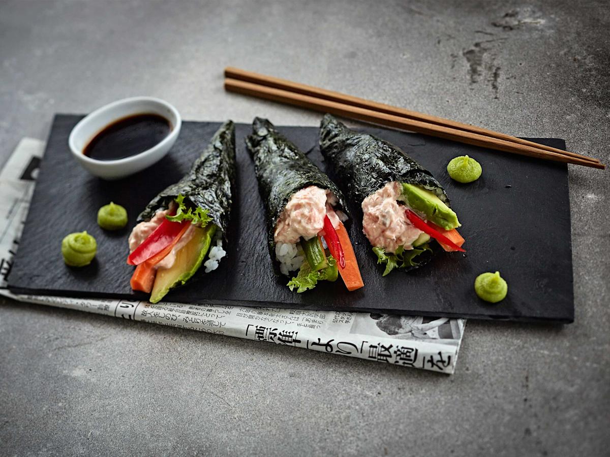 Temaki sushit lämminsavulohitäytteellä