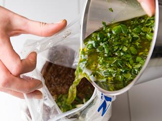 Sekoita marinadin ainekset. Siirrä paisti tilavaan ja puhtaaseen pakastemuovi-pussiin. Kaada paistin päälle marinadi.