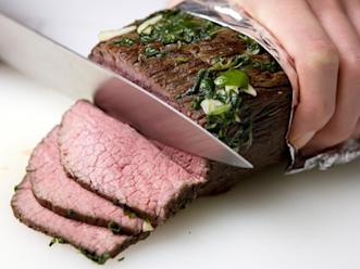 Leikkaa paisti ohuiksi viipaleiksi. Tarjoa kastikkeen kanssa. Sekoita kastikkeen ainekset keskenään. Anna maustua jääkaapissa muutama tunti ennen tarjoilua.