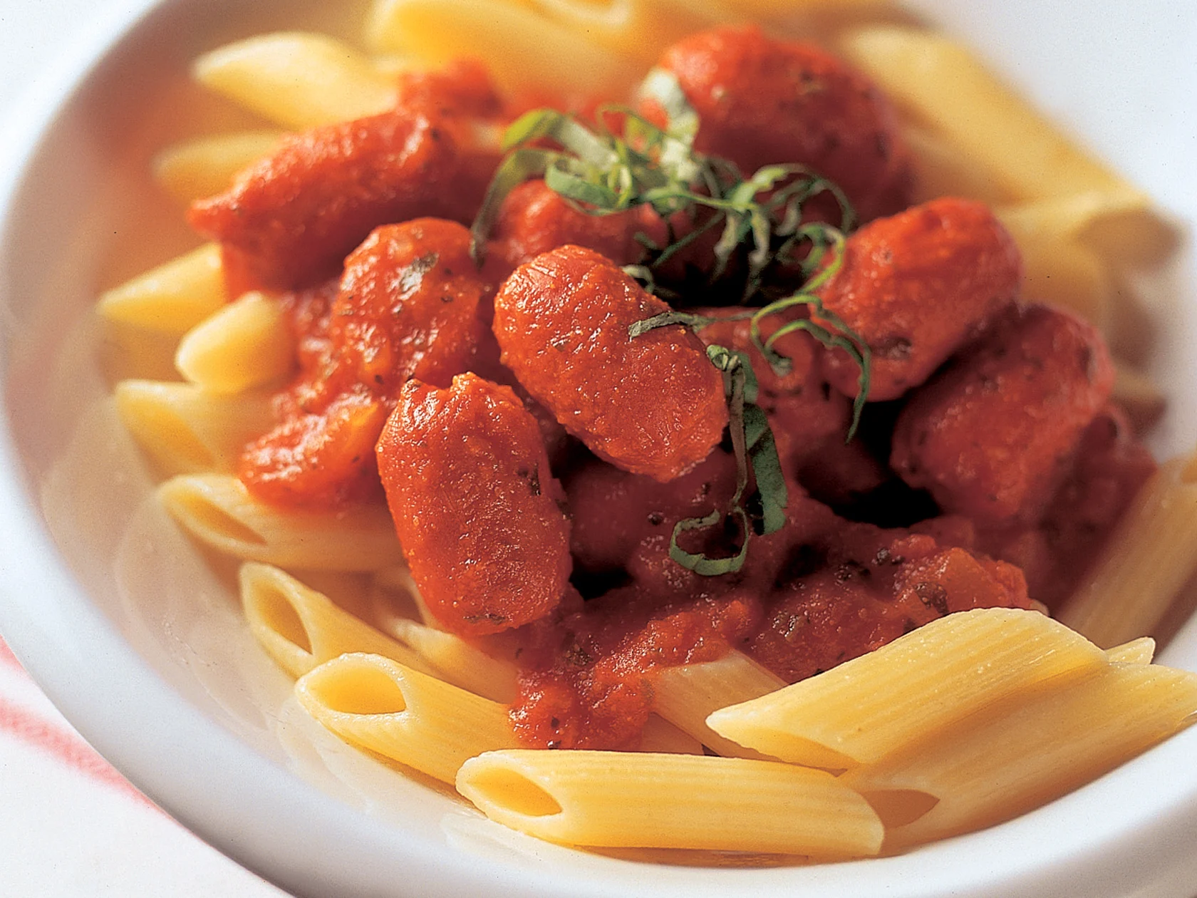 Penneä nakkikastikkeella