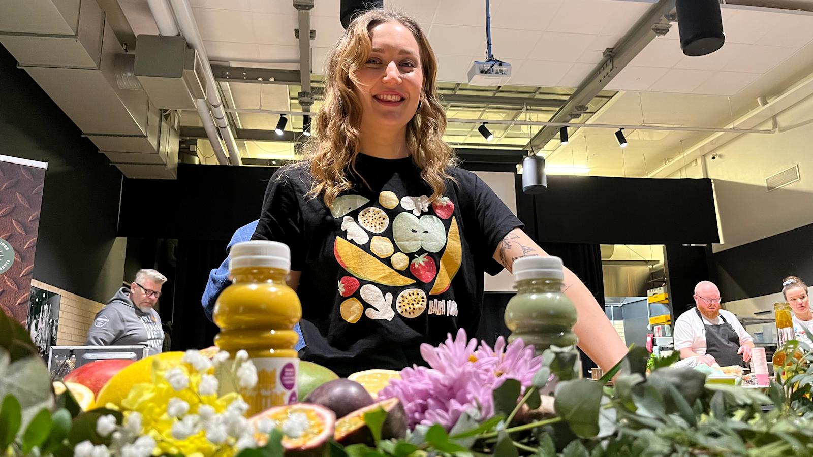 Kaisa Somerpalo kehitti kisassa Tahinismoothien ja sille kolme eri makuvaihtoehtoa, jotka kaikki ovat nyt saatavilla S-ryhmän kaupoista kautta maan. Taustalla näkyvät myös kilpailijat Tero Sivula sekä Roy Norro.