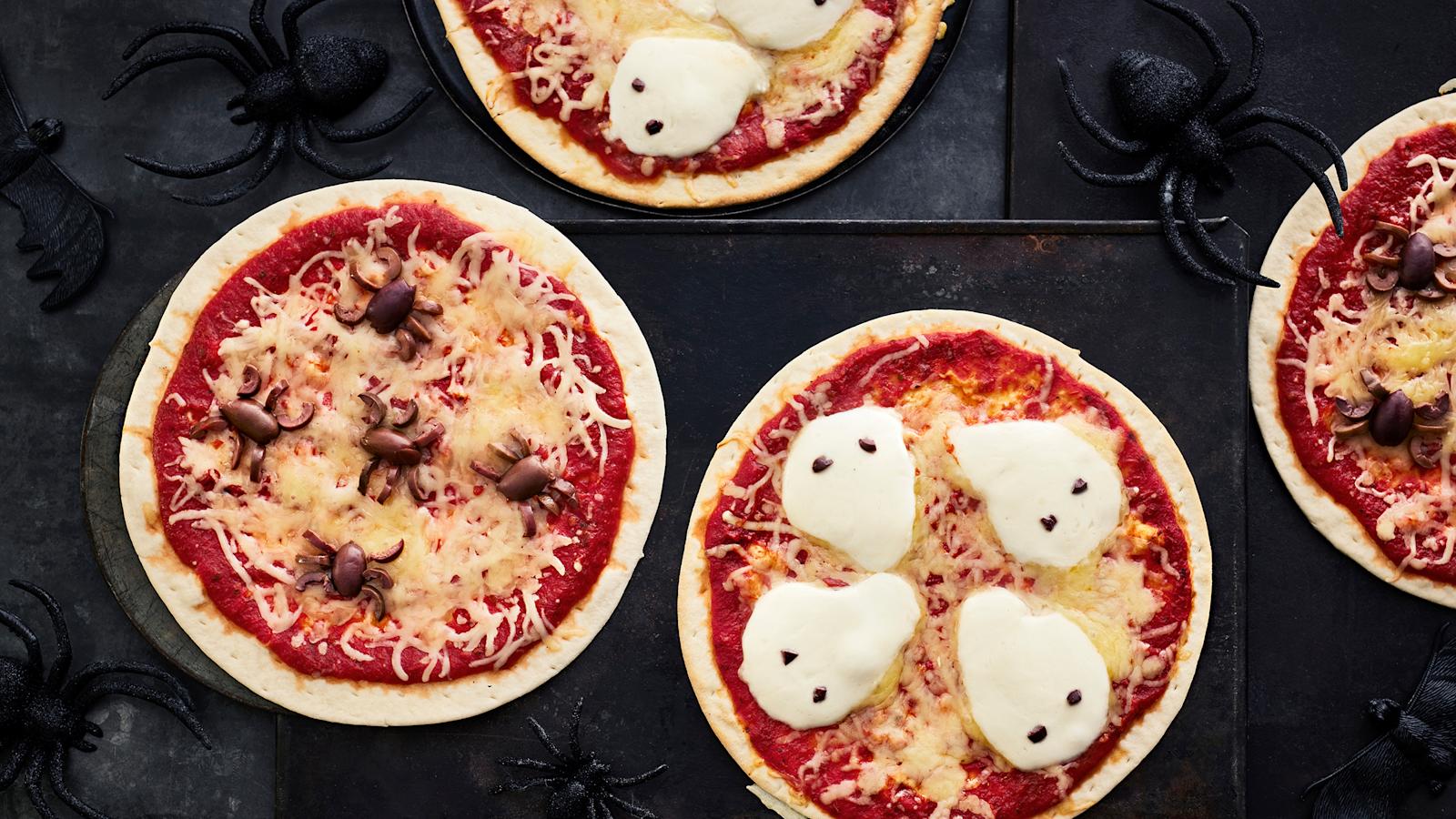 Halloweeniin sopivia pizzoja, joiden päälle asetellut oliivit muistuttavat hämähäkkejä ja mozzarellaviipaleet haamuja.