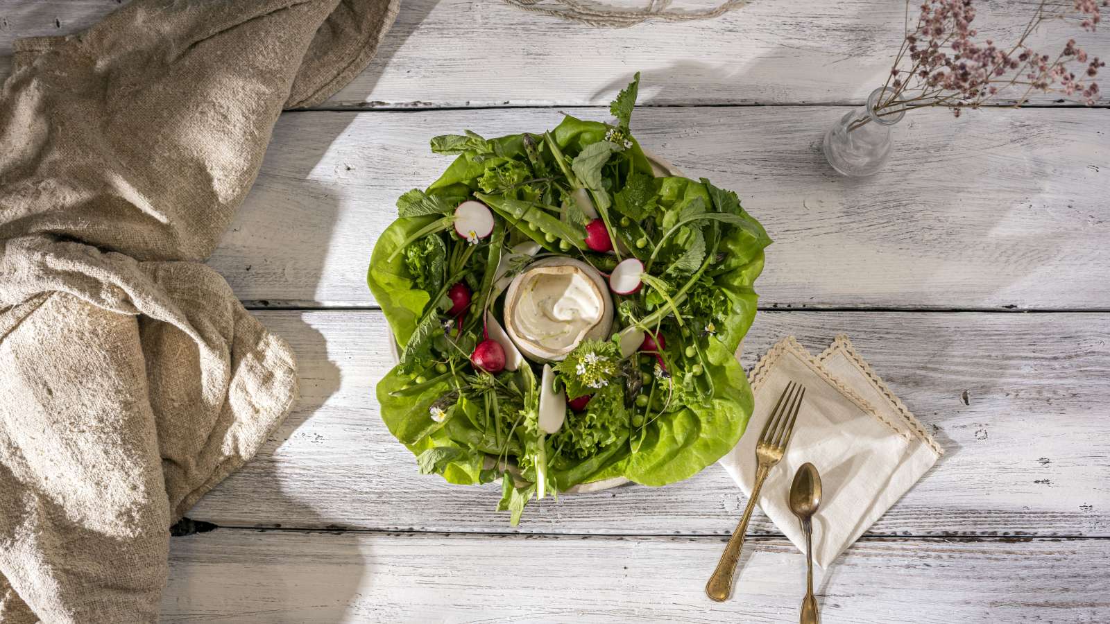 Suomen kesän maistuvimmat salaatit ja kasvikset ovat upeita sellaisenaan ja lempeän jogurtin kanssa tarjottuna ne toimivat mainiosti jaettavana alkuruokana pöydässä!