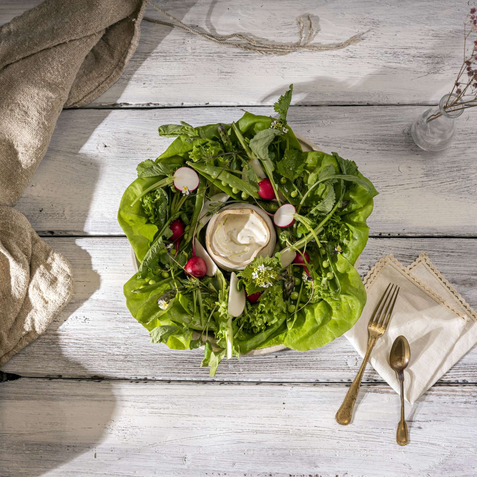 Suomen kesän maistuvimmat salaatit ja kasvikset ovat upeita sellaisenaan ja lempeän jogurtin kanssa tarjottuna ne toimivat mainiosti jaettavana alkuruokana pöydässä!